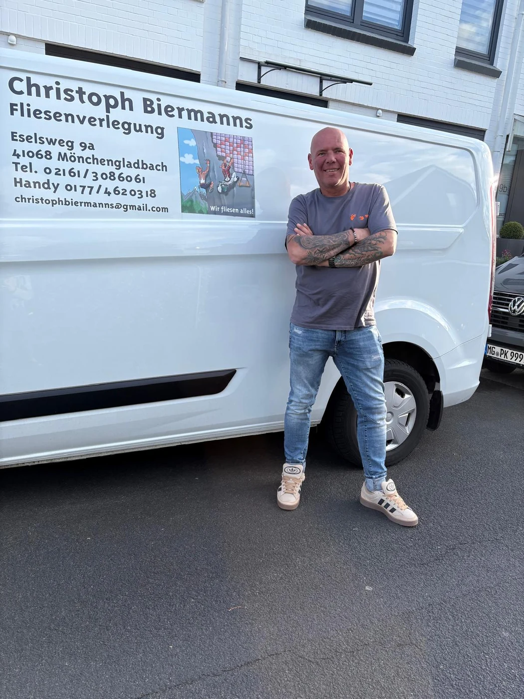 Christoph Biermanns vor dem Firmenwagen — Fliesenleger-Meisterbetrieb Mönchengladbach